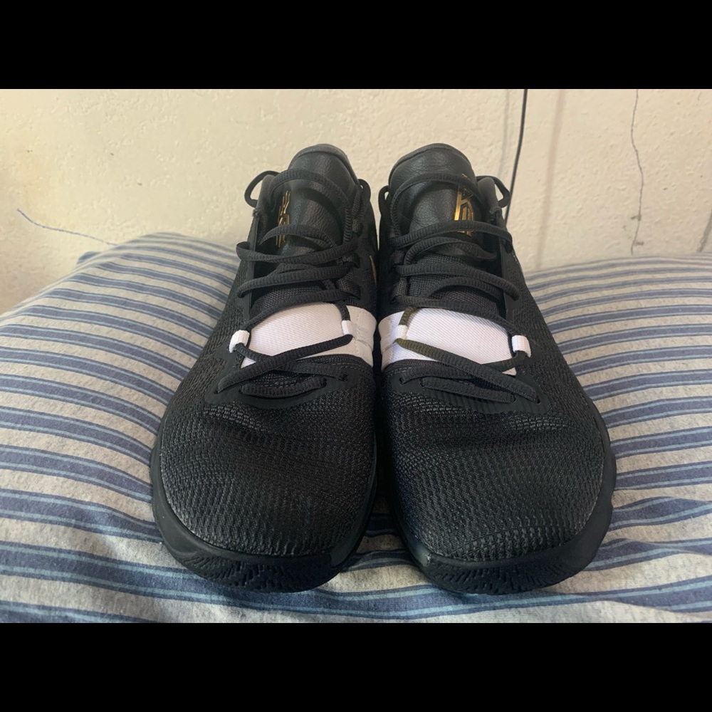 Mens Nike basketball shoes size 9.5 kyrie Irving shoes size